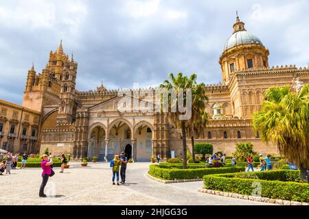 Palermo, Italia - 10 maggio 2018: Cattedrale di Palermo, Sicilia. Rivoluzionario nel 1185, completato nel Medioevo con successive aggiunte fino al 18t Foto Stock