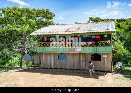 Tipica architettura della casa. Nella comunità indigena di Yagua, il parco nazionale naturale di Amacayacu, Amazzonia, Colombia. Foto Stock