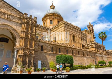 Palermo, Italia - 10 maggio 2018: Cattedrale di Palermo, Sicilia. Rivoluzionario nel 1185, completato nel Medioevo con successive aggiunte fino al 18t Foto Stock