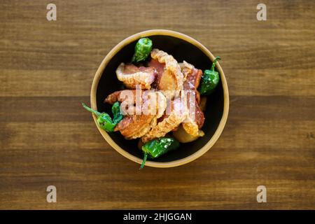 Carne fritta servita in ciotola con peperoni Foto Stock