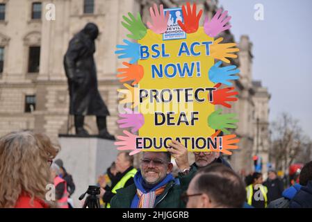 Un manifestante ha visto tenere un cartello esprimendo la sua opinione durante la manifestazione. Il linguaggio dei segni britannico e la comunità dei sordi si sono radunati di fronte al Parlamento britannico a sostegno della legge BSL (British Sign Language) che riconosce la lingua dei segni come lingua ufficiale del Regno Unito. Foto Stock