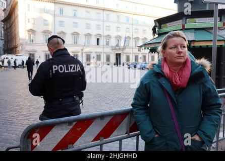 Nessun deputato di Vax Sara Cunial si trova fuori di Palazzo Chigi, Roma, Italia, il 29 gennaio 2022, Poiché le è stato impedito di votare per l'elezione del nuovo Presidente della Repubblica italiana. Secondo le ultime regole del Governo, per entrare nella Camera dei deputati e nella cabina di voto istituita all'interno è obbligatorio il certificato di vaccino 'Green Pass'. Cunial ha chiesto di esercitare il suo diritto di voto senza il certificato del Green Pass, ma è stato allontanato dal Presidente della Camera dei deputati Roberto Fico. Attraverso il suo avvocato Cunial ha presentato causa contro Fico. (Foto di Elisa Gestri/S. Foto Stock