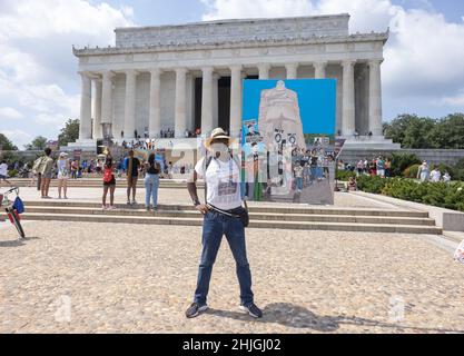 WASHINGTON, D.C. -- 28 agosto 2021: Un dimostratore è visto durante il Make Good Trouble Rally al Lincoln Memorial. Foto Stock