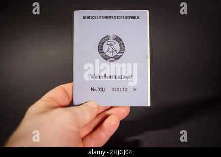 Una vecchia carta d'identità militare della Repubblica democratica tedesca Foto Stock