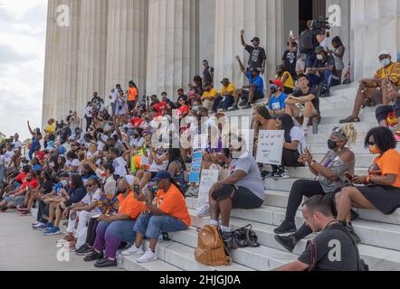 WASHINGTON, D.C. -- 28 agosto 2021: I dimostranti e gli altri guardano al Make Good Trouble Rally al Lincoln Memorial. Foto Stock