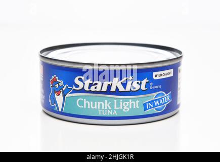 IRVINE, CALIFORNIA - 29 JAN 2022: Una lattina di StarKist Chunk Light tonno in acqua. Foto Stock