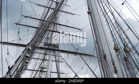 Primo piano del rigging e albero della nave Cutty Sark contro il cielo blu nuvoloso. Greenwich, Londra Foto Stock