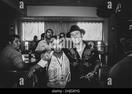 Tracii Guns of LA GUNS and Luis Gutierrez fotoperiodista photogurnali L.A. Guns, durante un incontro privato e un concerto al ristorante Palominos il 20 ottobre 2006 a Hermosillo sonora. L.A. Guns è una band americana glam metal di Los Angeles, California. Tracii Guns è il suo membro principale ed è vicino ad alx Rose e Guns N' Roses quando formarono la band Hollywood Rose. Altri membri sono Phil Lewis, Ace von Johnson, Johnny Martin, Scot Coogan e Adam (foto di Luis Gutierrez/Norte Photo) Foto Stock