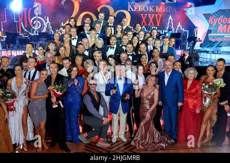 Mosca, Russia. 22nd Jan 2022. Una foto di gruppo di tutti i partecipanti alla Coppa del mondo di Danza Latinoamericana 25th. La Coppa del mondo di Danza Latinoamericana 25th si è tenuta a Mosca nonostante la minaccia di una pandemia. Le migliori coppie sportive e danzanti si sono infine esibiti al Palazzo del Cremlino di Stato. Credit: SOPA Images Limited/Alamy Live News Foto Stock