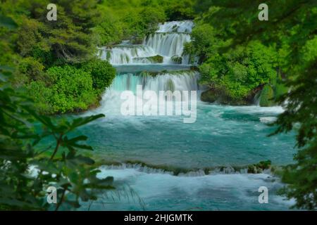 Waterfal a più passi sul parco nazionale del fiume Krka in Croazia acqua acquamarina Foto Stock