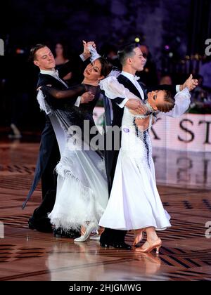 Mosca, Russia. 22nd Jan 2022. Le coppie hanno visto il valzer esibirsi alla Coppa del mondo di Danza Latino-americana 25th. La Coppa del mondo di Danza Latino-americana 25th si è tenuta a Mosca nonostante la minaccia di una pandemia. Le migliori coppie sportive e danzanti si sono infine esibiti al Palazzo del Cremlino di Stato. Credit: SOPA Images Limited/Alamy Live News Foto Stock