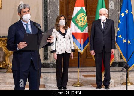 Roma, Italia. 29th Jan 2022. Il presidente italiano Sergio Mattarella (R) si prepara a fare una dichiarazione dopo aver ricevuto l'avviso ufficiale della sua rielezione al palazzo presidenziale del Quirinale di Roma, il 29 gennaio 2022. Il presidente italiano Sergio Mattarella è stato eletto per un secondo mandato, il presidente della Camera bassa Roberto Fico ha annunciato a fine sabato, dopo che il parlamento si è riunito in una sessione congiunta e ha concluso il suo ottavo turno di votazioni. Credit: Str/Xinhua/Alamy Live News Foto Stock