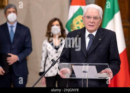 Roma, Italia. 29th Jan 2022. Il presidente italiano Sergio Mattarella (fronte) fa una dichiarazione dopo aver ricevuto l'avviso ufficiale della sua rielezione al palazzo presidenziale del Quirinale di Roma, Italia, il 29 gennaio 2022. Il presidente italiano Sergio Mattarella è stato eletto per un secondo mandato, il presidente della Camera bassa Roberto Fico ha annunciato a fine sabato, dopo che il parlamento si è riunito in una sessione congiunta e ha concluso il suo ottavo turno di votazioni. Credit: Str/Xinhua/Alamy Live News Foto Stock