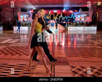 Mosca, Russia. 22nd Jan 2022. Troels Bager e Ina Zhelyazkova sono stati visti alla Coppa del mondo di Danza Latino-americana 25th.la Coppa del mondo di Danza Latino-americana 25th si è tenuta a Mosca nonostante la minaccia di una pandemia. Le migliori coppie sportive e danzanti si sono infine esibiti al Palazzo del Cremlino di Stato. (Foto di Mihail Siergiejevicz/SOPA Images/Sipa USA) Credit: Sipa USA/Alamy Live News Foto Stock