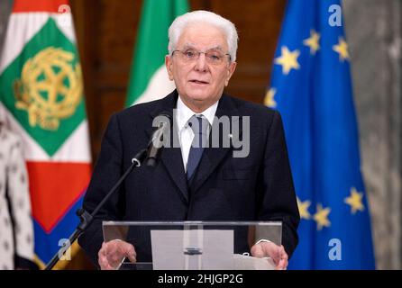 Roma, Italia. 29th Jan 2022. Il presidente italiano Sergio Mattarella fa una dichiarazione dopo aver ricevuto l'avviso ufficiale della sua rielezione al palazzo presidenziale del Quirinale di Roma, il 29 gennaio 2022. Il presidente italiano Sergio Mattarella è stato eletto per un secondo mandato, il presidente della Camera bassa Roberto Fico ha annunciato a fine sabato, dopo che il parlamento si è riunito in una sessione congiunta e ha concluso il suo ottavo turno di votazioni. Credit: Str/Xinhua/Alamy Live News Foto Stock