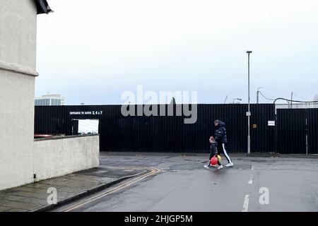 NEWPORT, REGNO UNITO. GEN 29th Vista generale fuori dallo stadio mentre i tifosi iniziano ad arrivare prima della partita della Sky Bet League 2 tra Newport County e Barrow alla Rodney Parade di Newport sabato 29th gennaio 2022. (Credit: Kieran Riley | MI News) Credit: MI News & Sport /Alamy Live News Foto Stock