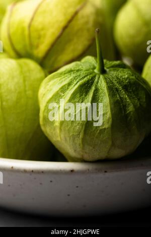 Una vista a primo piano di tomatillos appena raccolti ancora nelle loro bucce Foto Stock