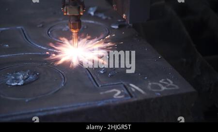 Primo piano della saldatrice a modello metallico. Clip. La saldatrice automatica crea splendidi modelli sul metallo in fabbrica. Schemi di saldatura di fabbrica ON Foto Stock