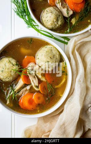 Zuppa di palla Matzoh su un tavolo Foto Stock