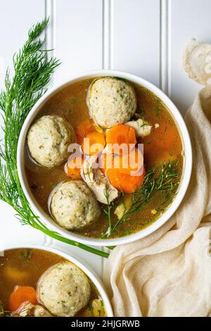 Zuppa di palla Matzoh su un tavolo Foto Stock