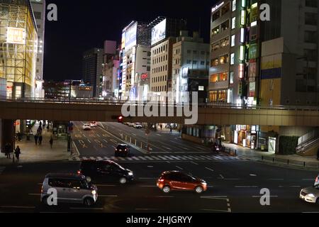 Città di Sendai, Prefettura di Miyagi Giappone, dicembre 2021. Vista notturna intorno alla stazione di Sendai. Foto Stock