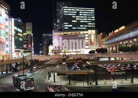 Città di Sendai, Prefettura di Miyagi Giappone, dicembre 2021. Vista notturna intorno alla stazione di Sendai. Foto Stock