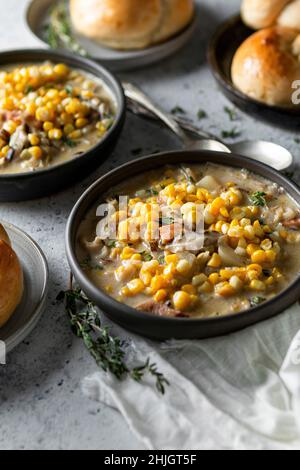 Zuppa di mais con panini Foto Stock