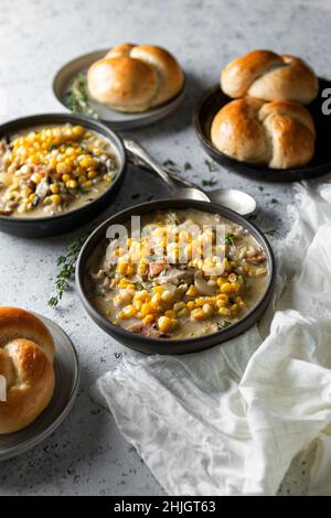 Zuppa di mais con panini Foto Stock