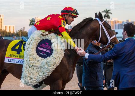 Hallandale Beach, Florida, Stati Uniti. 29th Jan 2022. 29 gennaio 2022: #4 la vita è buona con jockey Irad Ortiz Jr. A bordo vince la Coppa del mondo Pegasus 2022 Invitational il 29 gennaio 2022 al Gulfstream Park di Hallandale Beach, Florida. LizLamont/Eclipse Sportswire/CSM/Alamy Live News Foto Stock