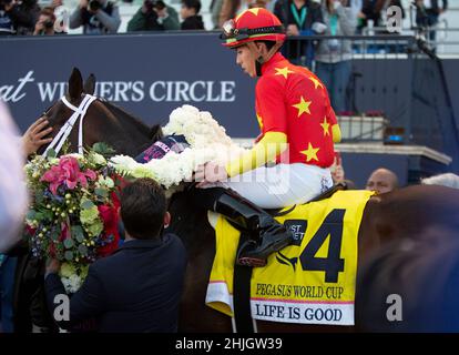 Hallandale Beach, Florida, Stati Uniti. 29th Jan 2022. 29 gennaio 2022: #4 la vita è buona con jockey Irad Ortiz Jr. A bordo vince la Coppa del mondo Pegasus 2022 Invitational il 29 gennaio 2022 al Gulfstream Park di Hallandale Beach, Florida. LizLamont/Eclipse Sportswire/CSM/Alamy Live News Foto Stock