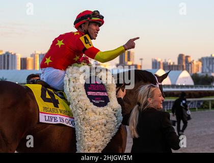 Hallandale Beach, Florida, Stati Uniti. 29th Jan 2022. 29 gennaio 2022: #4 la vita è buona con jockey Irad Ortiz Jr. A bordo vince la Coppa del mondo Pegasus 2022 Invitational il 29 gennaio 2022 al Gulfstream Park di Hallandale Beach, Florida. LizLamont/Eclipse Sportswire/CSM/Alamy Live News Foto Stock
