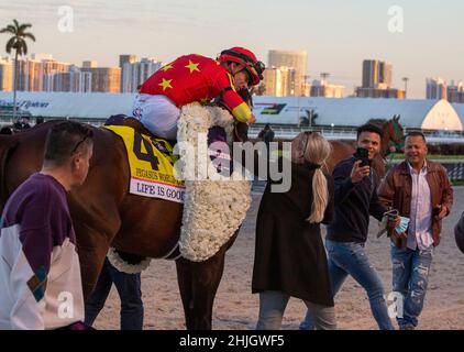 Hallandale Beach, Florida, Stati Uniti. 29th Jan 2022. 29 gennaio 2022: #4 la vita è buona con jockey Irad Ortiz Jr. A bordo vince la Coppa del mondo Pegasus 2022 Invitational il 29 gennaio 2022 al Gulfstream Park di Hallandale Beach, Florida. LizLamont/Eclipse Sportswire/CSM/Alamy Live News Foto Stock