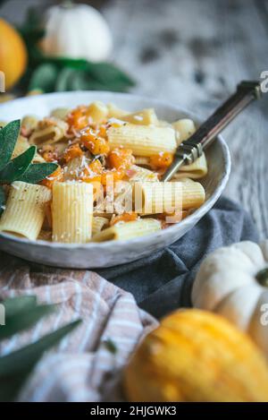 Butternut squash pancetta rigatoni in una ciotola Foto Stock