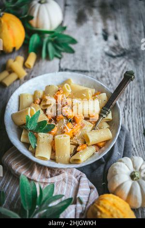 Butternut squash pancetta rigatoni in una ciotola Foto Stock