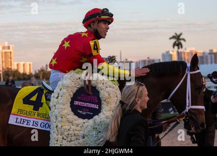 Hallandale Beach, Florida, Stati Uniti. 29th Jan 2022. 29 gennaio 2022: #4 la vita è buona con jockey Irad Ortiz Jr. A bordo vince la Coppa del mondo Pegasus 2022 Invitational il 29 gennaio 2022 al Gulfstream Park di Hallandale Beach, Florida. LizLamont/Eclipse Sportswire/CSM/Alamy Live News Foto Stock