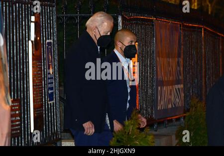 Washington, Stati Uniti. 29th Jan 2022. Il presidente degli Stati Uniti Joe Biden parte dalla Chiesa Cattolica della Santissima Trinità nel quartiere Georgetown di Washington, DC dopo aver partecipato alla messa serale di sabato 29 gennaio 2022. Foto di Ron Sachs/UPI Credit: UPI/Alamy Live News Foto Stock