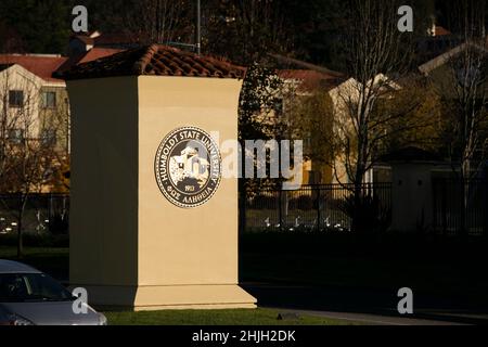 Arcata, California, USA - 22 novembre 2021: Sun illumina il campus della California state Polytechnic University, Humboldt o Cal Poly Humboldt. Foto Stock