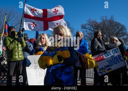 Gli ucraini-americani si radunano fuori dalla Casa Bianca a Washington, DC il 29 gennaio 2022, tra le paure della guerra. I dimostranti hanno chiesto agli Stati Uniti e ai loro alleati di sostenere l'Ucraina in una potenziale incursione russa fornendo aiuti militari letali, axing il progetto di gasdotto Nord Stream 2 e separando la Russia dal sistema di pagamento SWIFT. (Foto di Alejandro Alvarez/Sipa USA) Credit: Sipa USA/Alamy Live News Foto Stock