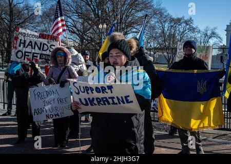 Un attivista kazako esprime solidarietà con gli ucraini-americani fuori dalla Casa Bianca a Washington, DC il 29 gennaio 2022, durante un raduno in cerca di sostegno americano alla nazione dell'Europa orientale tra timori di guerra. I dimostranti hanno chiesto agli Stati Uniti e ai loro alleati di sostenere l'Ucraina in una potenziale incursione russa fornendo aiuti militari letali, axing il progetto di gasdotto Nord Stream 2 e separando la Russia dal sistema di pagamento SWIFT. (Foto di Alejandro Alvarez/Sipa USA) Credit: Sipa USA/Alamy Live News Foto Stock