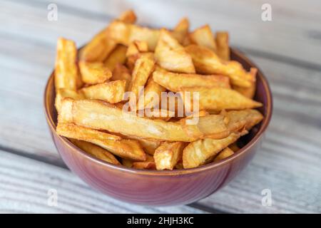 Una ciotola di patatine fritte in una ciotola Foto Stock