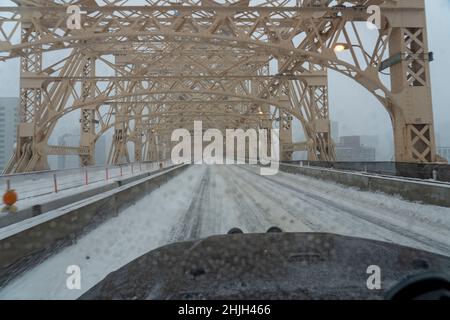 NEW YORK, NEW YORK - GENNAIO 29: Ed Koch Queensboro (59th Street) Bridge, normalmente occupato, ha visto il traffico vuoto durante una tempesta di nor'easter il 29 Gennaio 2022 a New York City. La prima Nor'pasqua del 2022 soffocò New York City con neve e venti alti. Credit: Ron Adar/Alamy Live News Foto Stock