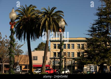 Arcata, California, USA - 22 novembre 2021: La luce del mattino illumina il bellissimo centro storico di Arcata. Foto Stock