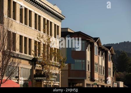 Arcata, California, USA - 22 novembre 2021: La luce del mattino illumina il bellissimo centro storico di Arcata. Foto Stock