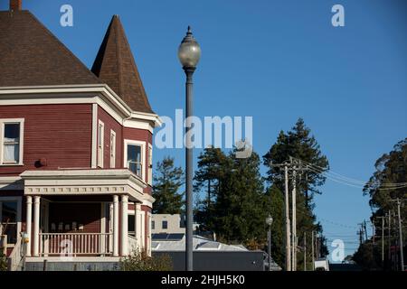 Arcata, California, USA - 22 novembre 2021: La luce del mattino illumina il bellissimo centro storico di Arcata. Foto Stock