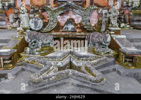 Cronogramma all'ingresso del tempio indù balinese pura Penataran Sasih, Gianyar, Bali, Indonesia. Foto Stock