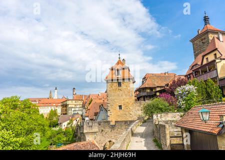 Vista dello splendido skyline di Rothenburg ob der Tauber da un parco verde Foto Stock
