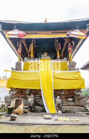 Bronzo tamburo del bollitore Luna di Pejeng al tempio indù balinese pura Penataran Sasih a Pejeng, Gianyar, Bali, Indonesia. Foto Stock