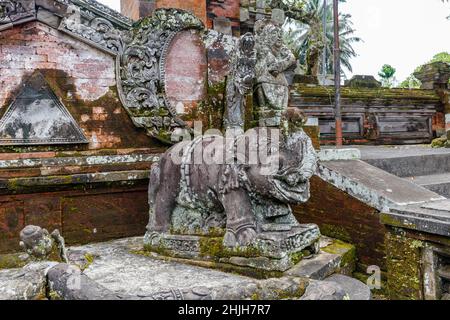 Cronogramma all'ingresso del tempio indù balinese pura Penataran Sasih, Gianyar, Bali, Indonesia. Foto Stock