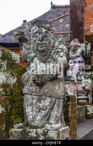 Statua di un cronogramma all'ingresso del tempio indù balinese pura Penataran Sasih, Gianyar, Bali, Indonesia. Foto Stock