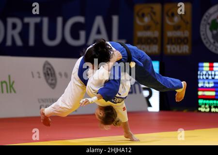 Lisbona. 29th Jan 2022. Cristina Cabana Perez (R) di Spagna compete con Florentina Ivanescu di Romania durante la partita femminile da -63 kg del Gran Premio di Judo Portogallo 2022 presso il complesso sportivo municipale di Almada, Portogallo, il 29 gennaio 2022. Credit: Pedro Fiuza/Xinhua/Alamy Live News Foto Stock